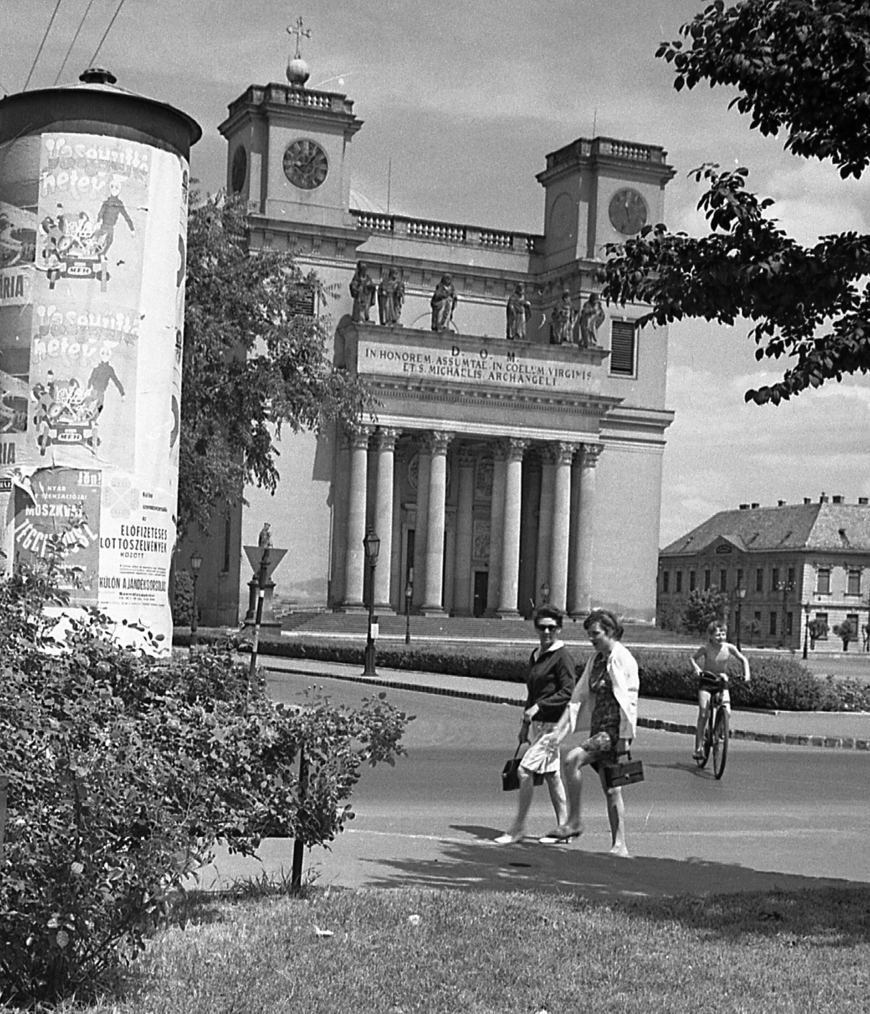 Hungary, Vác, Schuszter Konstantin (Konstantin) tér, háttérben a Nagyboldogasszony-székesegyház., 1969, Piarista Levéltár/Holl Béla, ad pillar, Isidore Canevale-design, Fortepan #56970