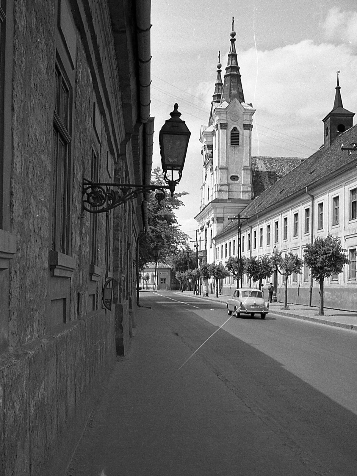 Hungary, Vác, Köztársaság út a Szentháromság tér felé nézve, jobbra a Szent Anna piarista-templom és a rendház., 1969, Piarista Levéltár/Holl Béla, church, Skoda-brand, Piarist Order, Fortepan #56971