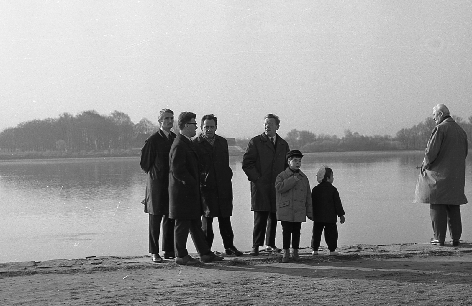 Hungary, Vác, Duna-part, szemben a Szentendrei-sziget., 1971, Piarista Levéltár/Holl Béla, island, men, kids, Danube's shore, Fortepan #56973