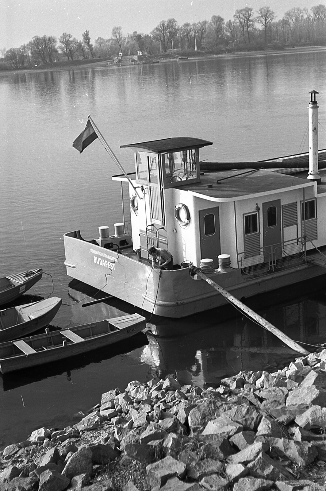 Hungary, Vác, Duna-part, szemben a Szentendrei-sziget, tahitótfalui rév., 1971, Piarista Levéltár/Holl Béla, barge, boat, flag, island, Danube, Fortepan #56974