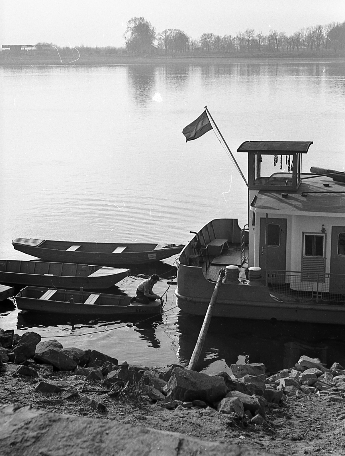 Hungary, Vác, szemben a Szentendrei-sziget egy szakasza a tahitótfalui rév mellett., 1971, Piarista Levéltár/Holl Béla, barge, boat, flag, island, Danube, Fortepan #56975