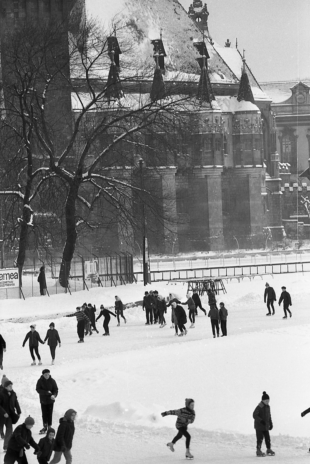 Hungary, Budapest XIV., Műjégpálya, háttérben a Vajdahunyad vára., 1971, Piarista Levéltár/Holl Béla, castle, skating, Ignác Alpár-design, ice-skating rink, Budapest, Fortepan #56978