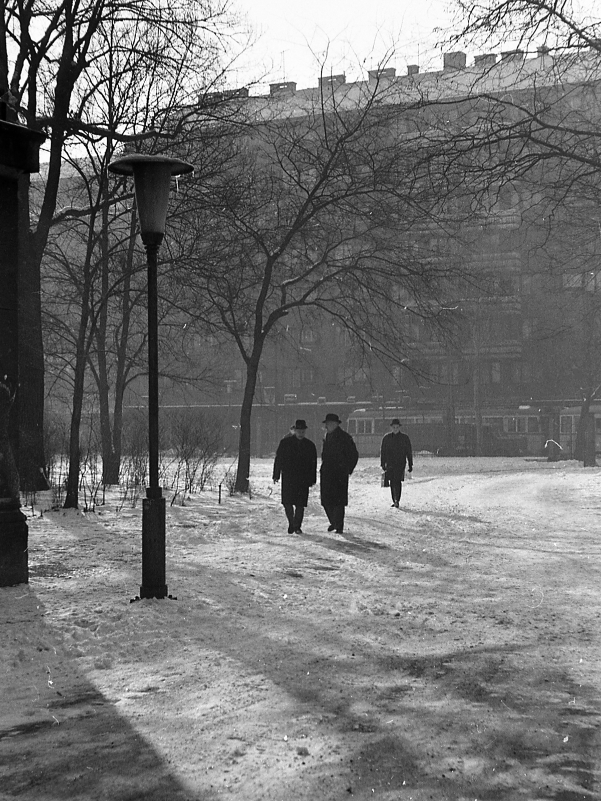 Hungary, Budapest VIII., Múzeumkert., 1971, Piarista Levéltár/Holl Béla, winter, snow, tram, lamp post, Budapest, pedestrian, Fortepan #56979