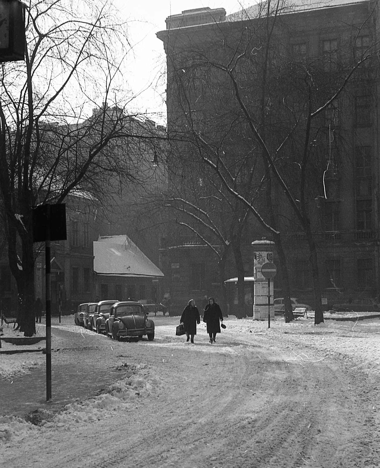 Hungary, Budapest VIII., Mikszáth Kálmán tér, szemben a Reviczky utca torkolata., 1971, Piarista Levéltár/Holl Béla, Budapest, women, winter, wood, ad pillar, snow, square, automobile, Fortepan #56981