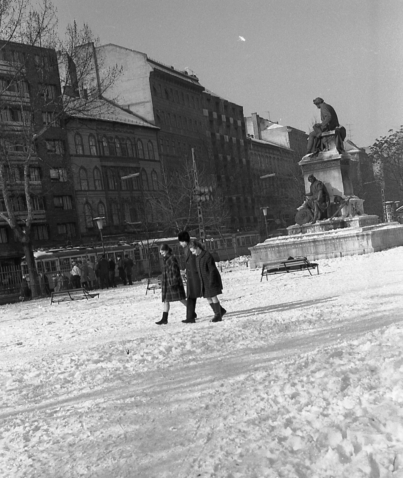 Hungary, Budapest VIII., Múzeumkert, Arany János szobra (Stróbl Alajos, 1893.)., 1971, Piarista Levéltár/Holl Béla, winter, snow, sculpture, tram, Budapest, János Arany-portrayal, pedestrian, bench, building, Fortepan #56982