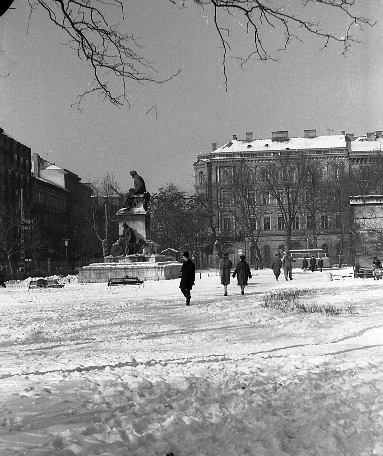Hungary, Budapest VIII., Múzeumkert, Arany János szobra (Stróbl Alajos, 1893.)., 1971, Piarista Levéltár/Holl Béla, winter, snow, sculpture, Budapest, János Arany-portrayal, pedestrian, Fortepan #56984