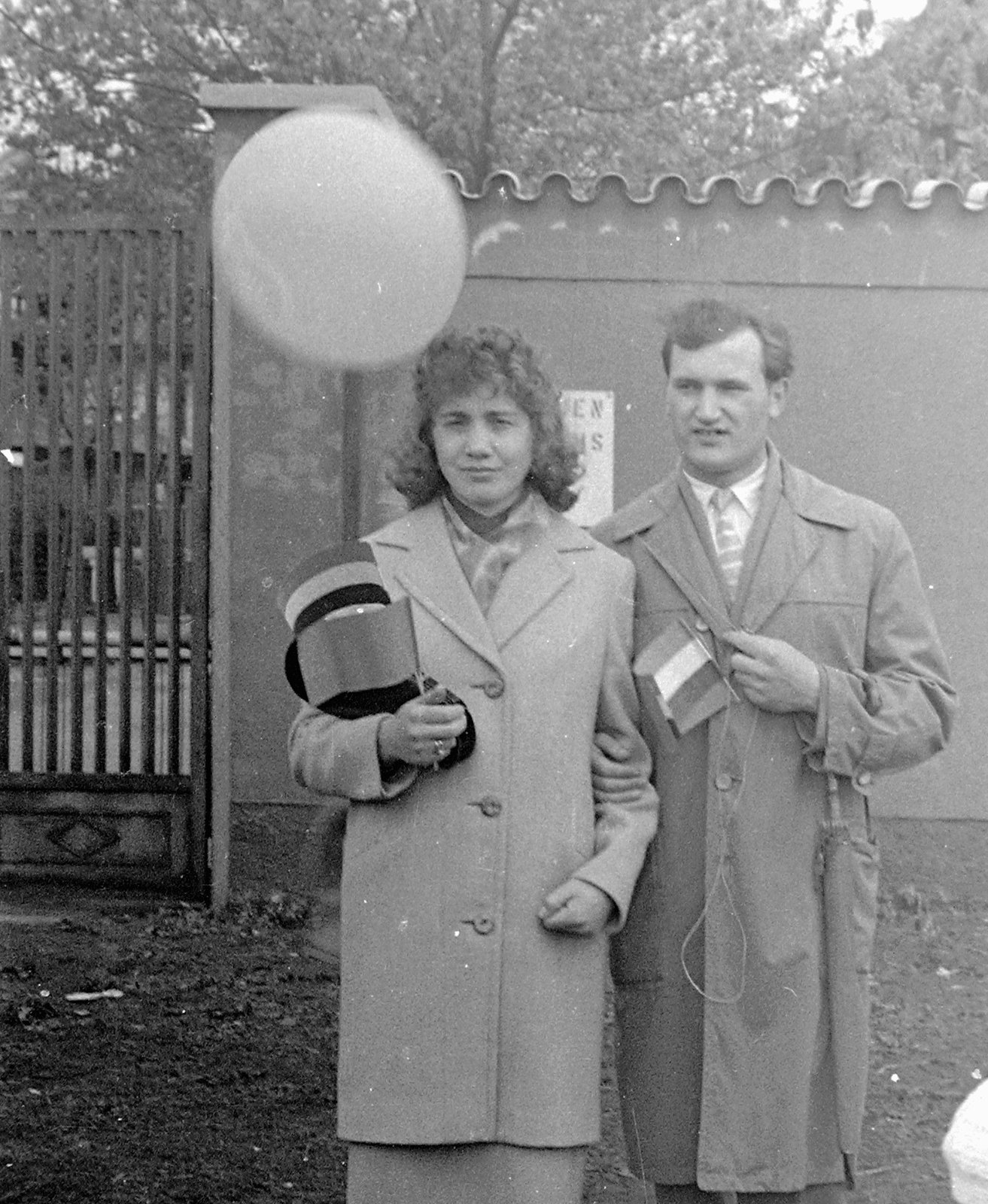 Hungary, 1959, Fortepan, portrait, flag, march, baloon, umbrella, handbag, double portrait, Fortepan #570