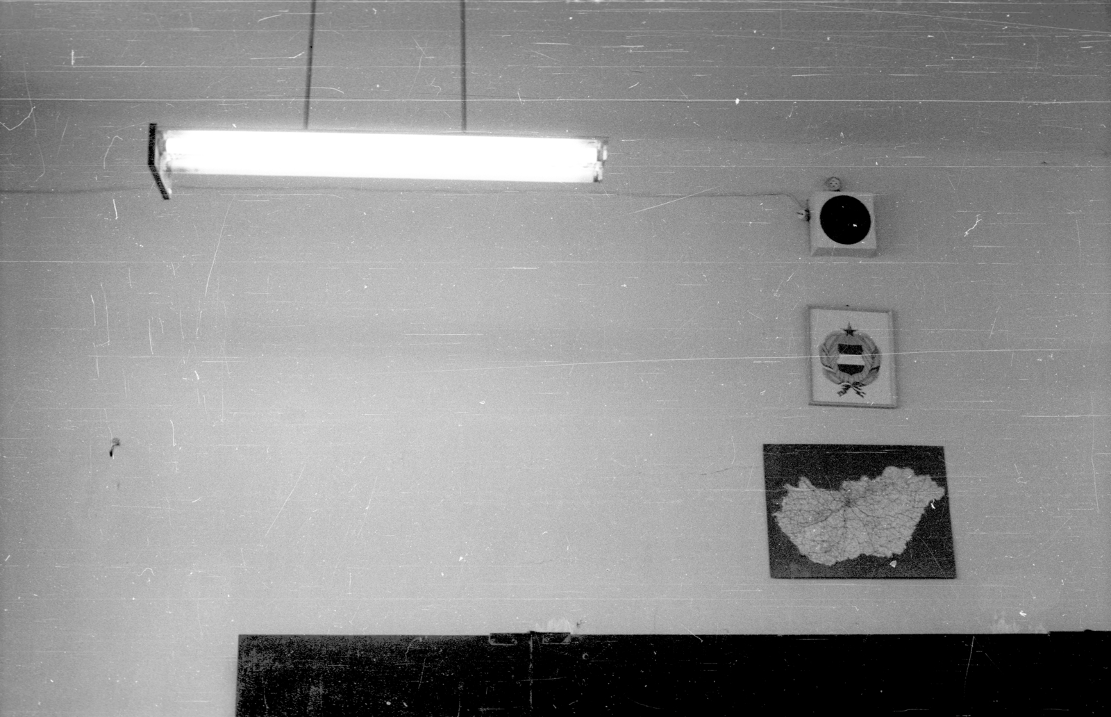 Hungary, Budapest XI., Villányi út 5-7. Kaffka Margit Gimnázium (később Szent Margit Gimnázium)., 1987, tm, school, map, classroom, crest, speaker, neon lights, Budapest, national emblem, Fortepan #5700