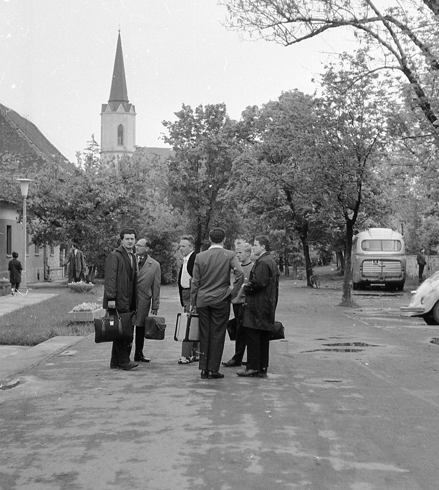Hungary, Sárospatak, Szent Erzsébet utca, háttérben a Szent Erzsébet templom (Vártemplom)., 1972, Piarista Levéltár/Holl Béla, men, street view, suitcase, alley, nylon fabric jacket, companionship, planter, Fortepan #57000