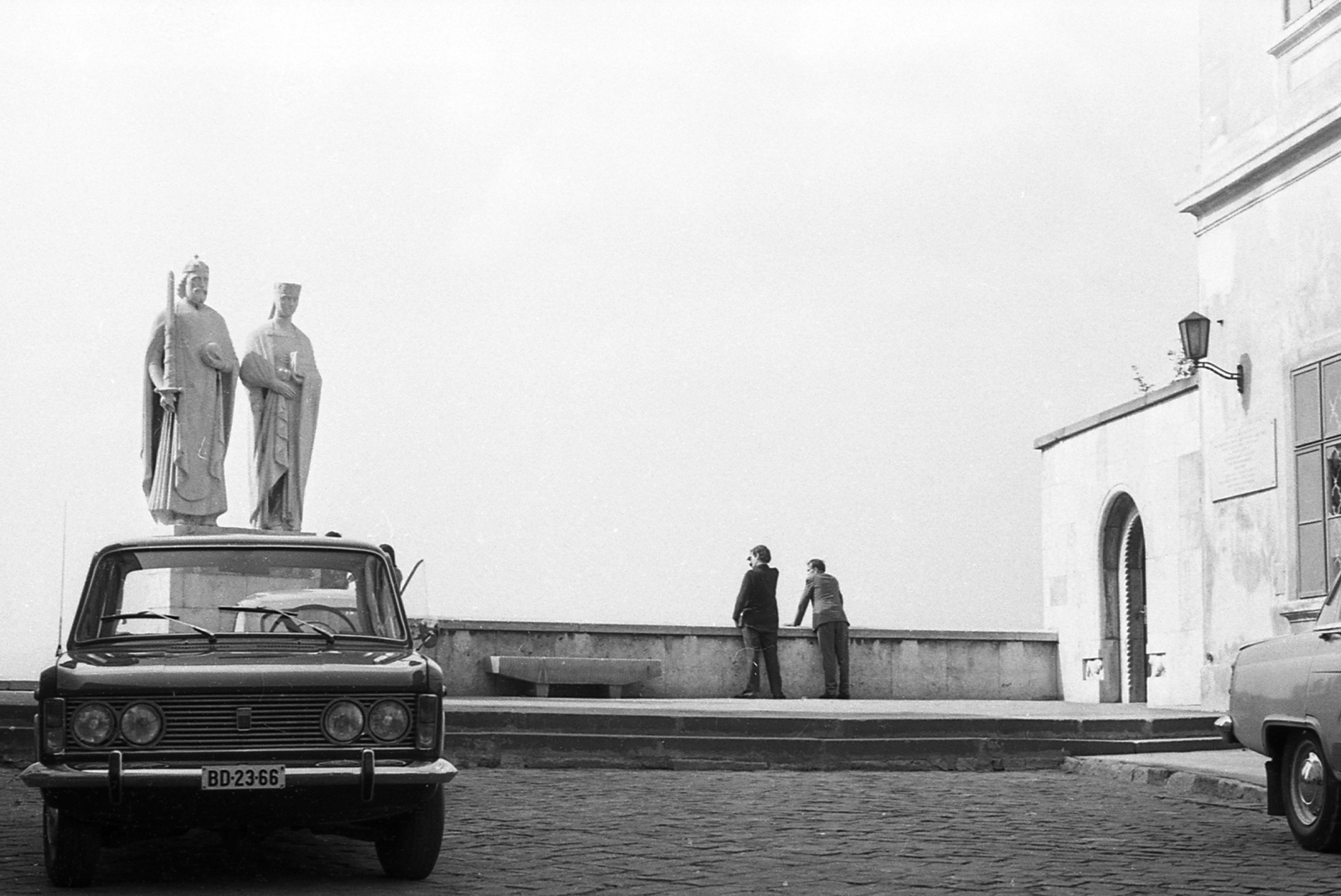 Hungary, Veszprém, Várkilátó, Szent István király és Gizella királyné szobra., 1972, Piarista Levéltár/Holl Béla, street view, Polski Fiat-brand, automobile, M21 Wolga, number plate, Saint Stephen I-portrayal, Blessed Gisela of Hungary-portrayal, Fortepan #57015
