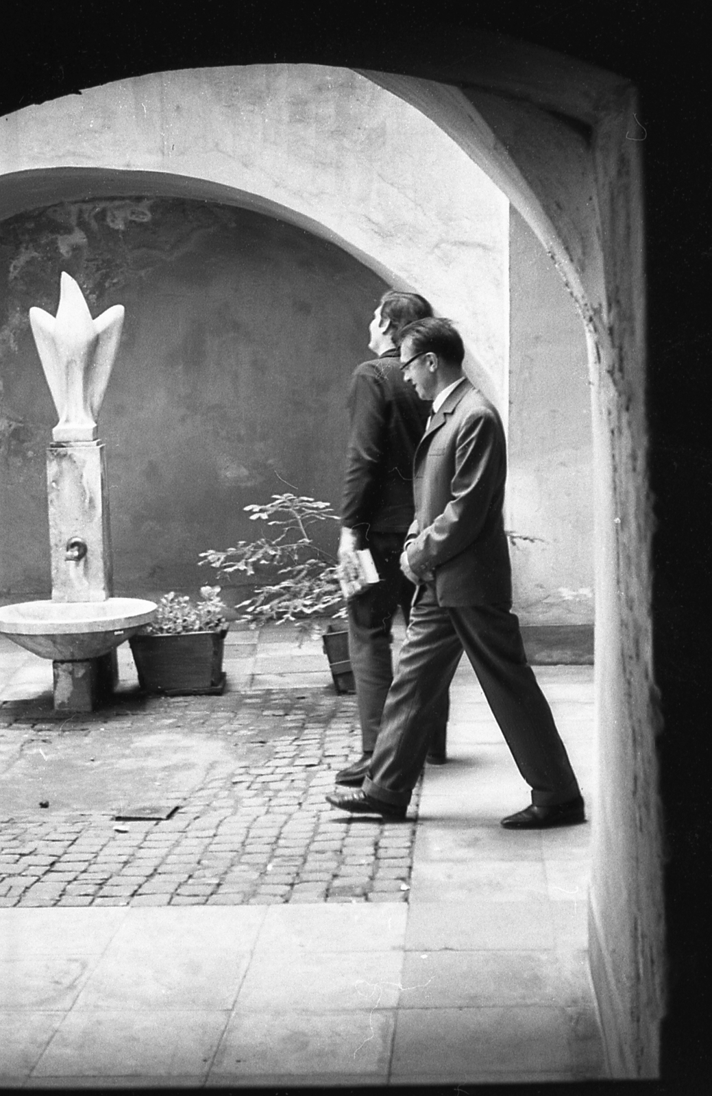 Hungary, Győr, Nefelejcs köz 3., Magyar Ispita, Váczy Péter gyűjtemény. A díszkúton a Főnix madár Borsos Miklós alkotása., 1972, Piarista Levéltár/Holl Béla, Fortepan #57018