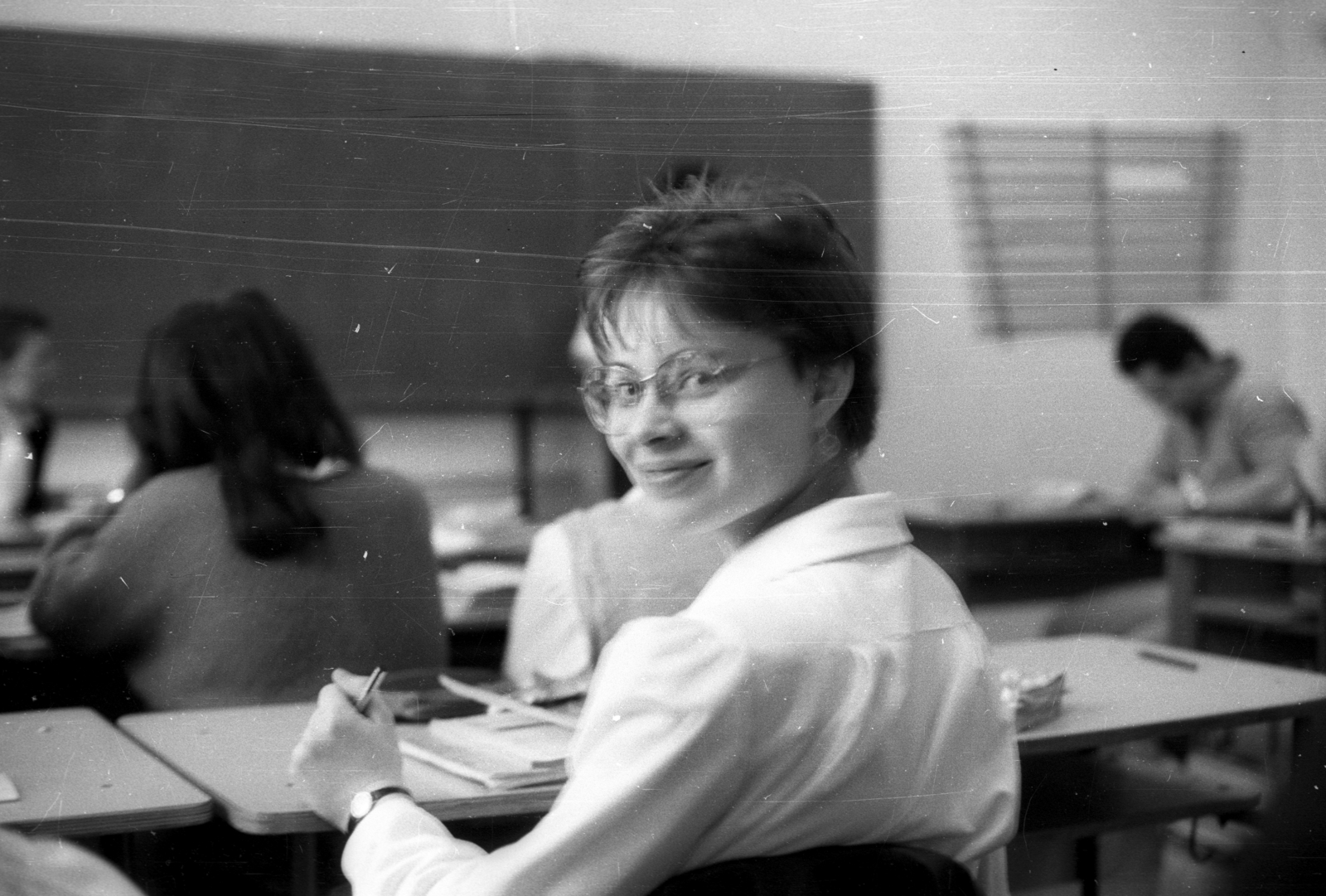 Hungary, Budapest XI., Villányi út 5-7. Kaffka Margit Gimnázium (később Szent Margit Gimnázium)., 1987, tm, portrait, school, classroom, glasses, girl, Budapest, looking back, Fortepan #5702