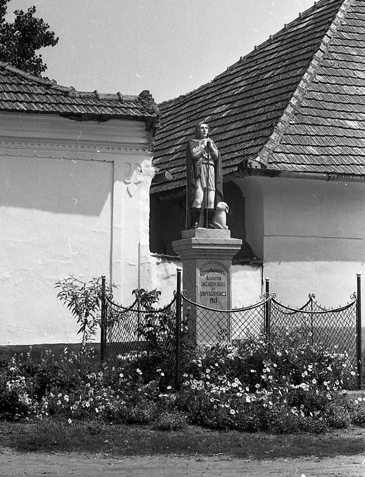 Hungary, Aldabergenovo, Árpád út, Szent Vendel szobor., 1972, Piarista Levéltár/Holl Béla, shepherd, Saint Wendelin-portrayal, Fortepan #57020