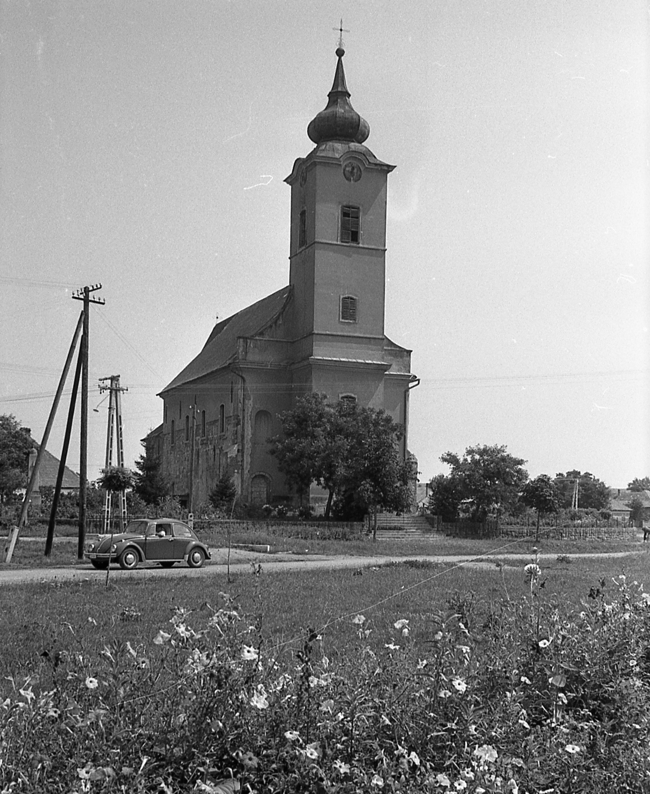 Hungary, Feldebrő, Szent Márton-templom., 1972, Piarista Levéltár/Holl Béla, street view, Catholic Church, Volkswagen Beetle, Fortepan #57021