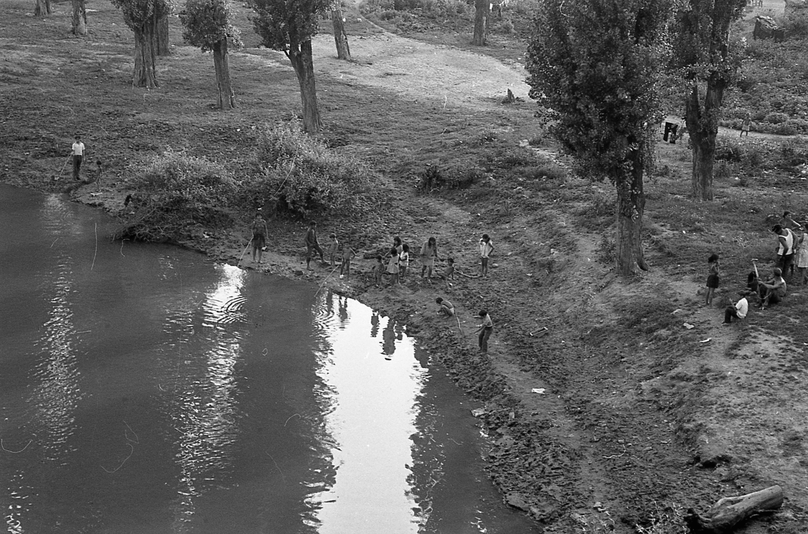 Hungary, Sárospatak, Bodrog-part., 1972, Piarista Levéltár/Holl Béla, genre painting, fishing, gypsy, shore, Fortepan #57022