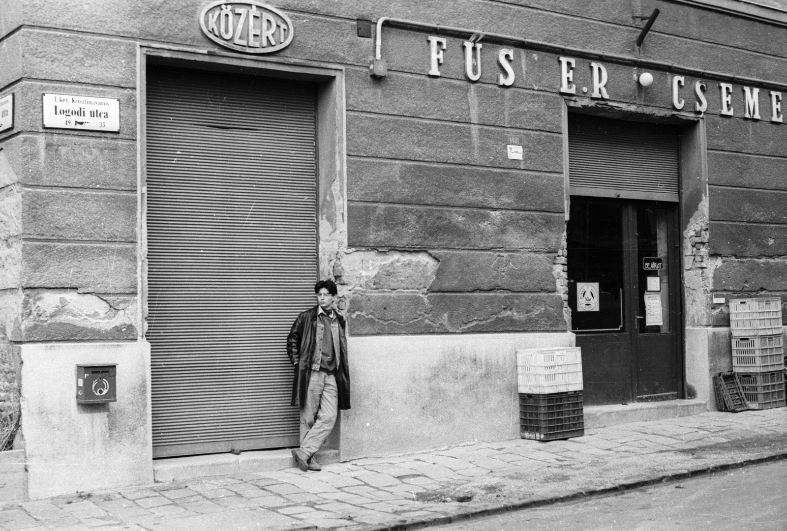 Hungary, Budapest I., Logodi utca 49., 1989, tm, shop, letter box, street name sign, crate, Budapest, grocery store, Közért Company, Fortepan #5710