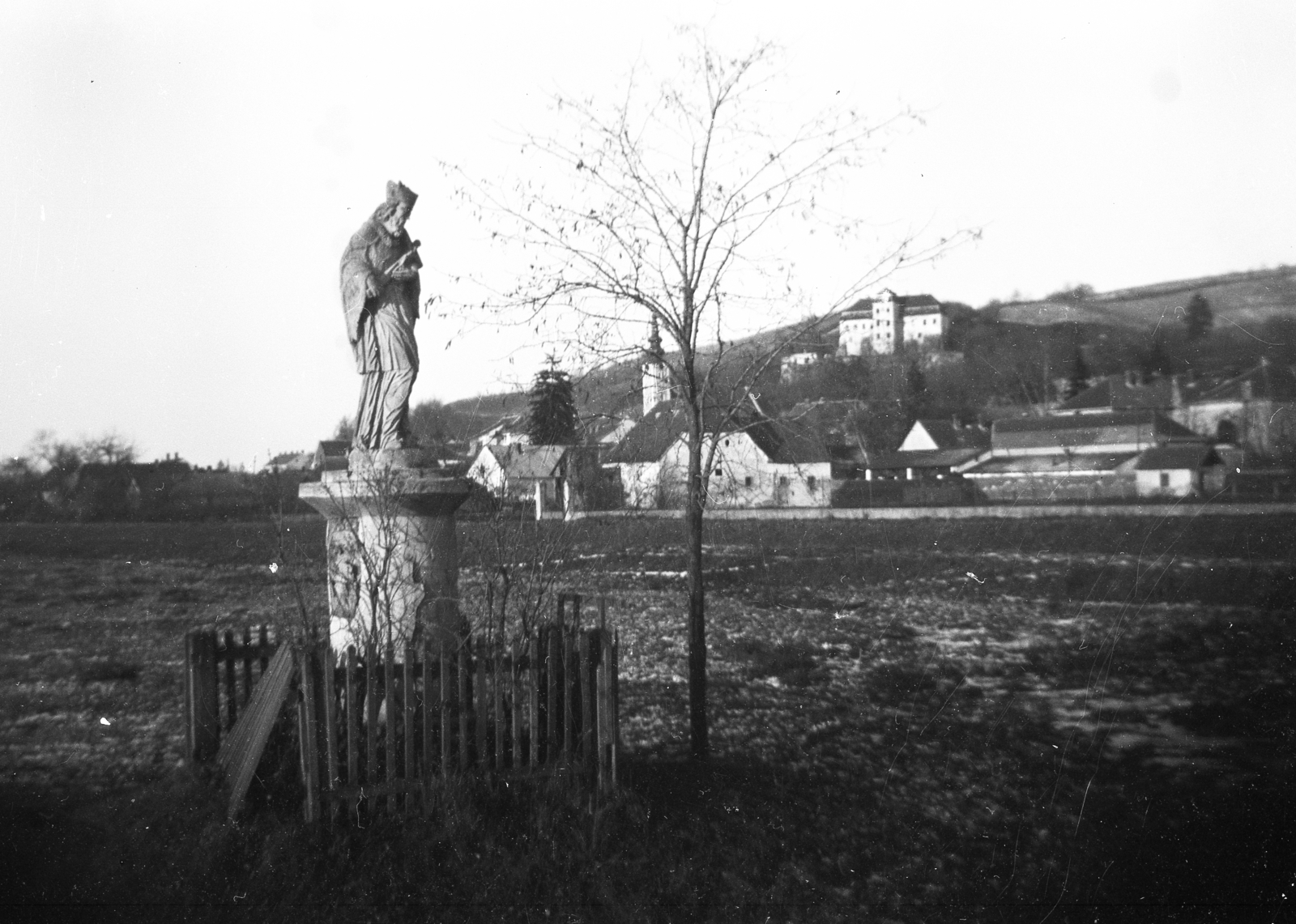 Slovenia, Lendava, (Alsólendva), szemben a Szent Katalin-templom és a vár., 1941, Karabélyos Péter, Saint John of Nepomuk-portrayal, Fortepan #57108