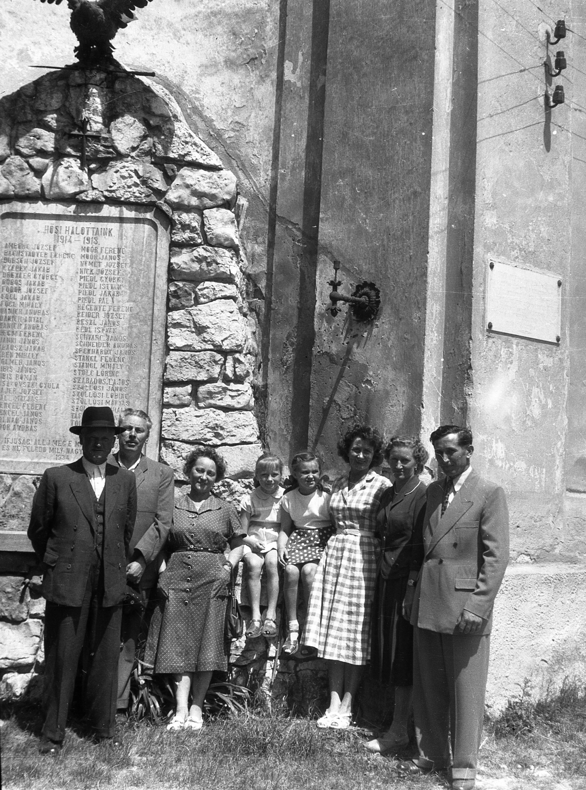 Hungary, Olaszfalu, első világháborús emléktábla a katolikus templom sarkánál., 1957, Karabélyos Péter, tableau, Fortepan #57117