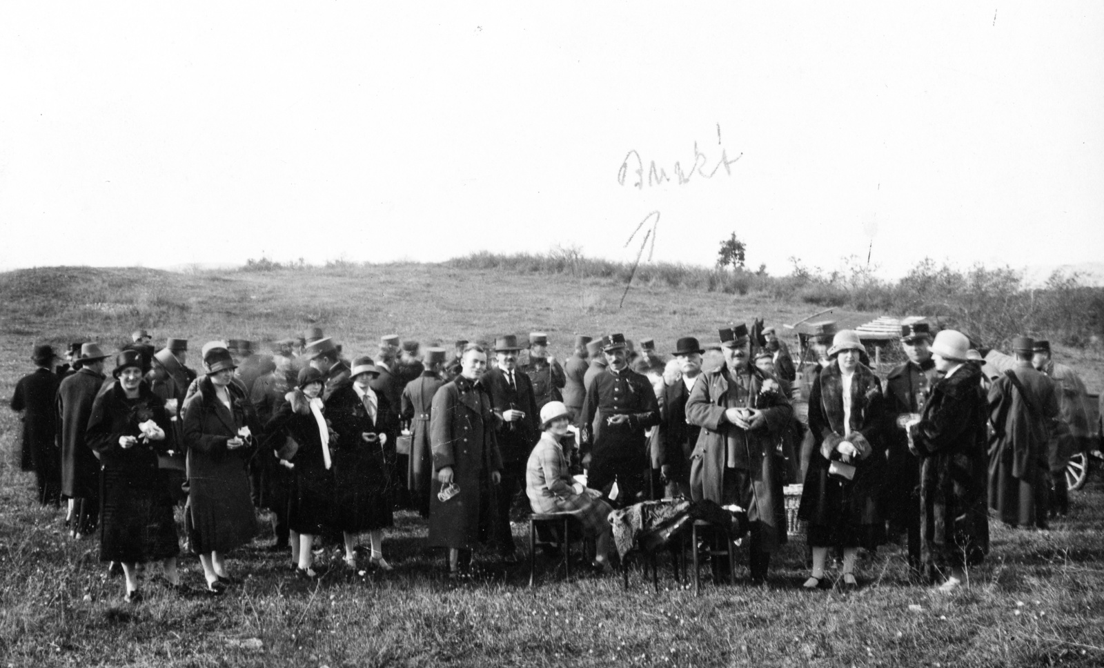 Magyarország, Veszprém, Gyulafirátót (ekkor önálló, ma a város része)., 1920, Karabélyos Péter, csoportkép, hölgy, télikabát, katona, szőrme, Fortepan #57132