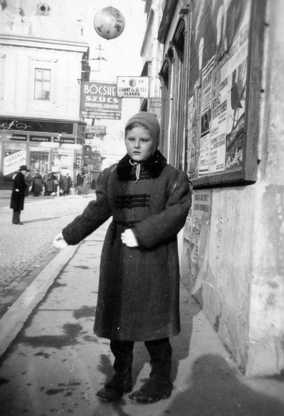 Hungary, Veszprém, Megyeház utca - Óvári Ferenc utca sarok. Szemben a Kapuváry-ház., 1943, Karabélyos Péter, sign-board, tobacco shop, Fortepan #57135