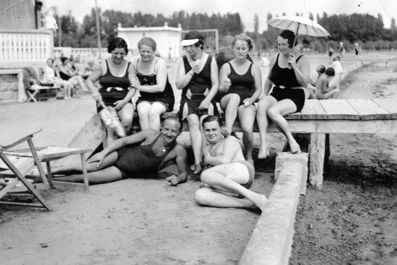 Hungary, Balatonalmádi, fövenyfürdő, strand., 1931, Karabélyos Péter, beach, bathing suit, cigarette, smoking, sunshades, tableau, women, men, pier, deck chair, Fortepan #57141