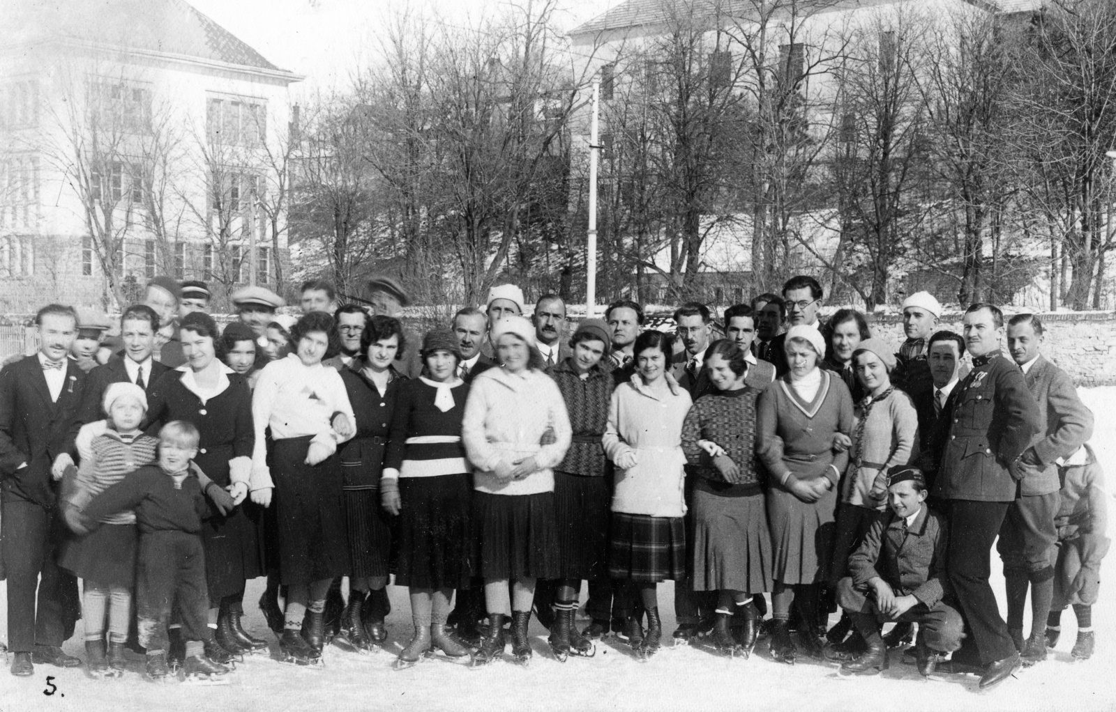 Magyarország, Veszprém, Erzsébet liget, jégpálya. Balra a Vármegyei Múzeum (később Laczkó Dezső Múzeum), jobbra a Veszprémi Kórház épülete., 1925, Karabélyos Péter, csoportkép, korcsolya, Fortepan #57146