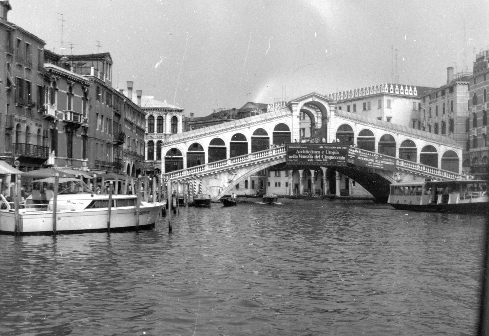 Italy, Venice, Canal Grande, szemben a Rialto híd., 1980, Karabélyos Péter, canal, stone bridge, arch bridge, Antonio da Ponte-design, Fortepan #57158