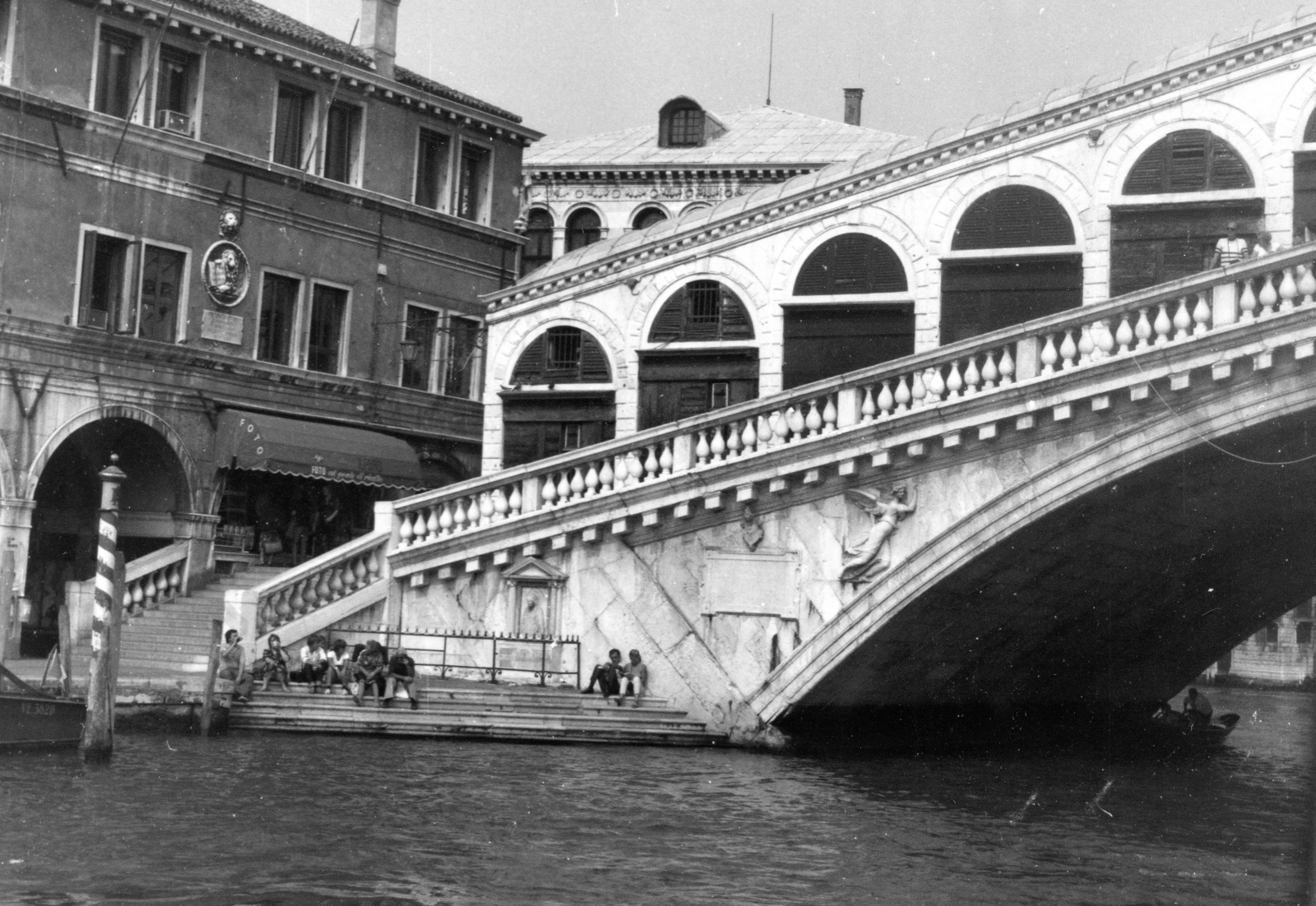 Italy, Venice, Canal Grande, Rialto híd., 1980, Karabélyos Péter, canal, stone bridge, arch bridge, Antonio da Ponte-design, Fortepan #57159