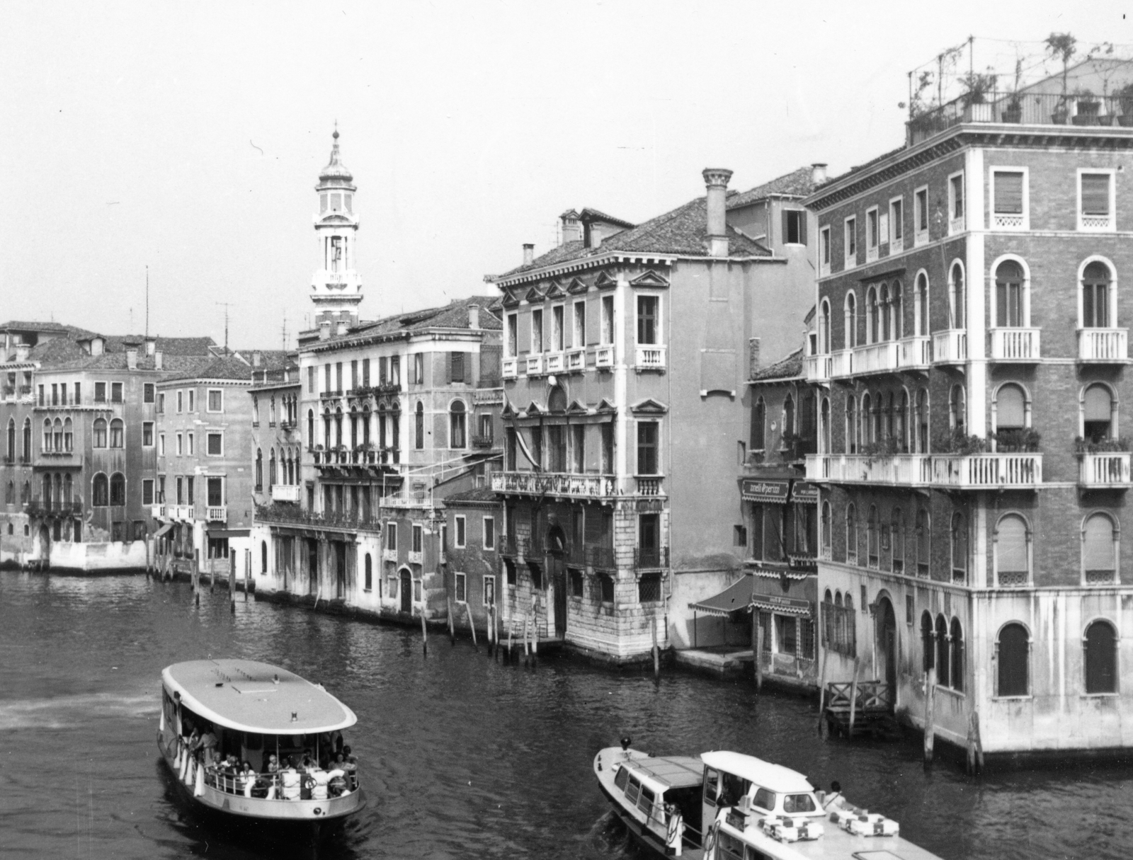 Italy, Venice, kilátás a Rialto hídról a Canal Grande-ra, háttérben a Santi Apostoli templom tornya., 1980, Karabélyos Péter, canal, Fortepan #57160