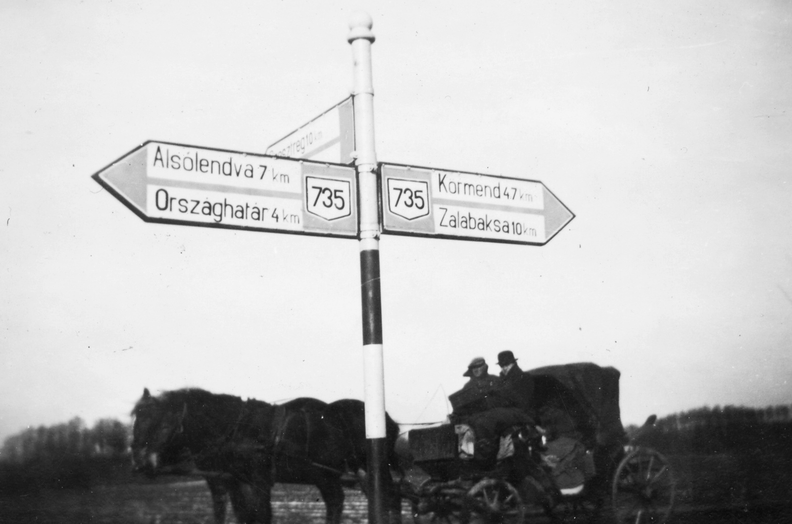 Hungary, a mai 86-os és 7418-as út kereszteződése Belsősárd és Külsősárd között., 1941, Karabélyos Péter, road signs, Horse-drawn carriage, bowler hat, Fortepan #57175