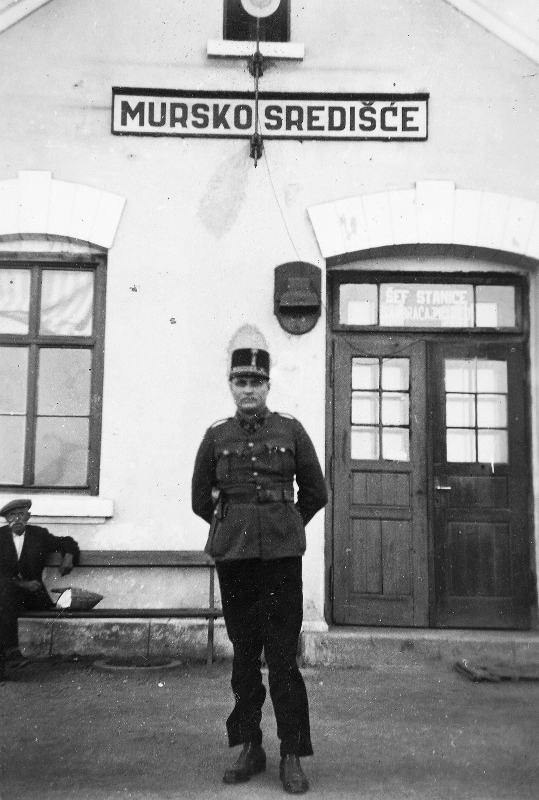 Croatia, Mursko Središće, vasútállomás., 1932, Karabélyos Péter, Yugoslavia, train station, place-name signs, hands behind the back, Fortepan #57182