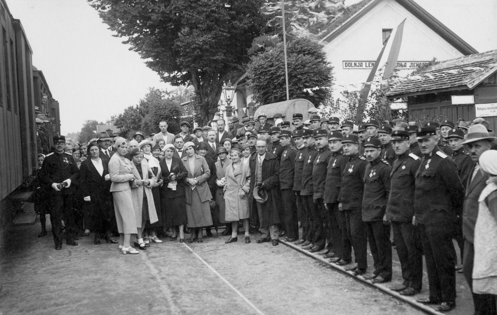 Slovenia, Lendava, (Alsólendva), vasútállomás., 1941, Karabélyos Péter, railway, festive, railroader, Fortepan #57187