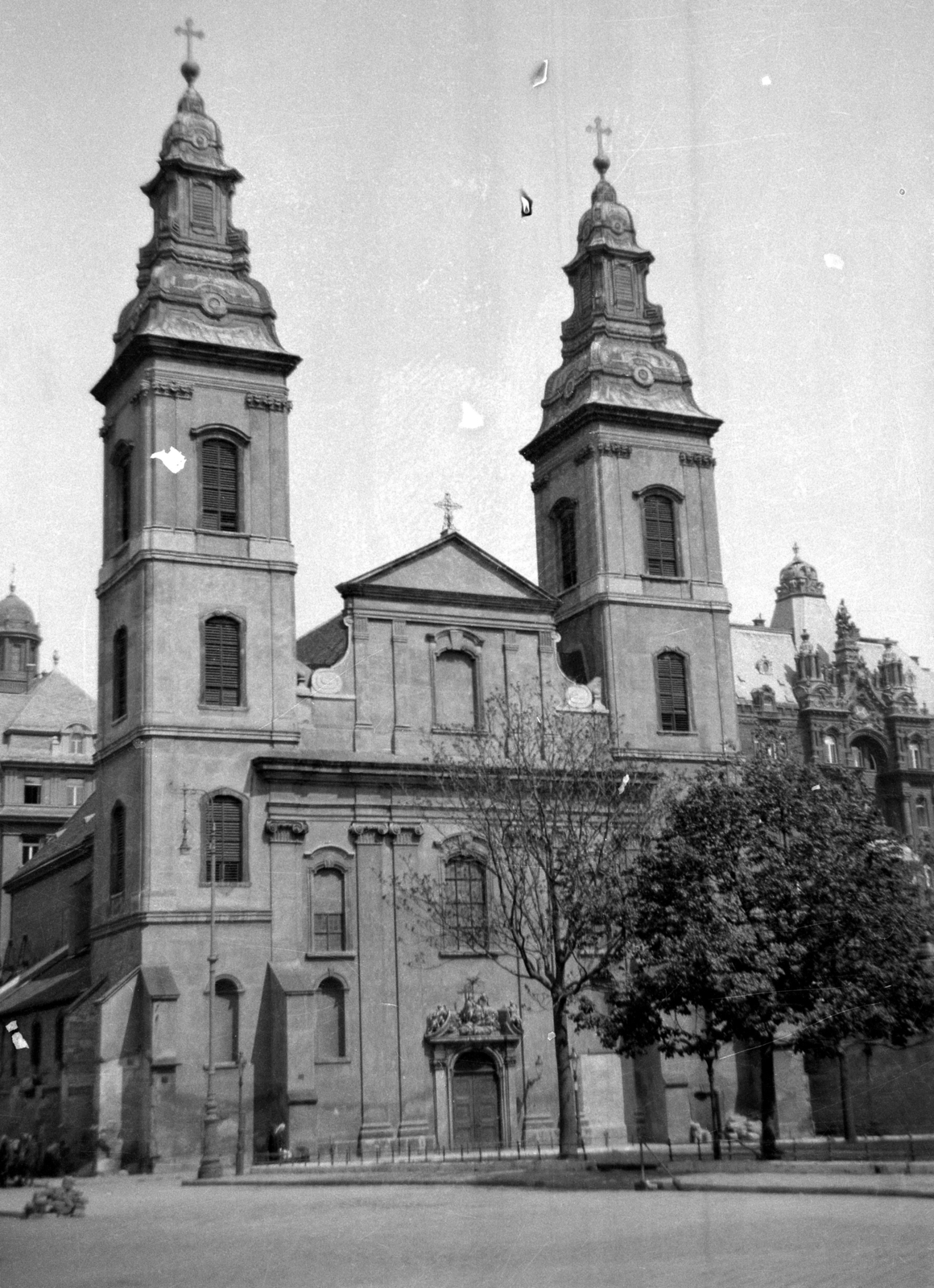 Hungary, Budapest V., Március 15. (Eskü) tér, Belvárosi Nagyboldogasszony Főplébánia-templom. Jobbra az Osztálysorsjáték palota., 1939, Karabélyos Péter, street view, lamp post, Budapest, Fortepan #57193