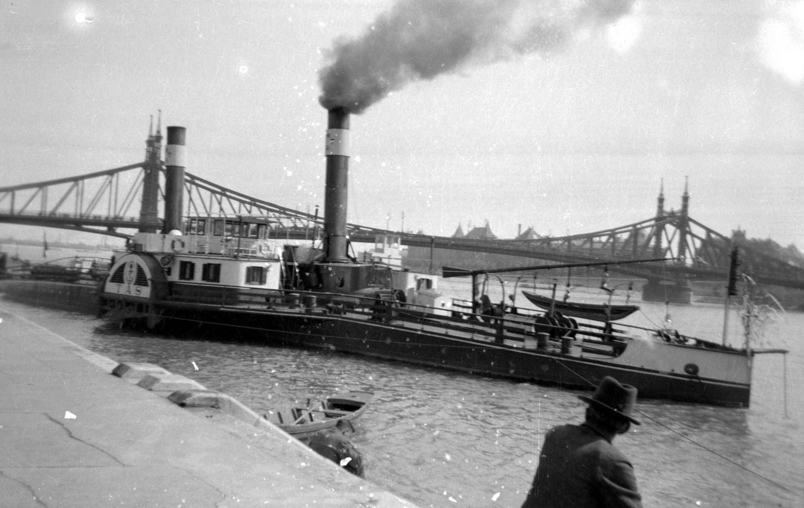 Hungary, Budapest V., pesti alsó rakpart, Szabadság (Ferenc József) híd, Tas oldalkerekes vontató gőzhajó., 1939, Karabélyos Péter, ship, boat, steamboat, Danube, Tas ship, Budapest, Duna-bridge, János Feketeházy-design, Fortepan #57194