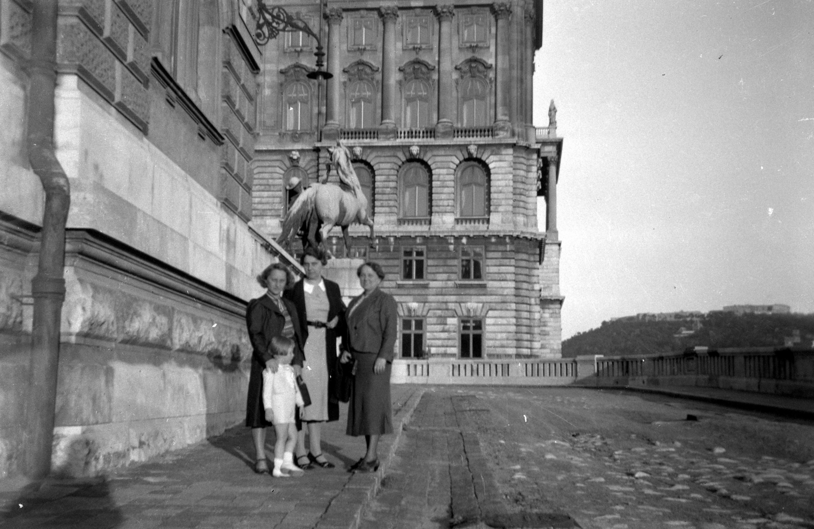 Magyarország, budai Vár, Budapest I., Lovarda utca, Lovat fékező csikós szobra a Lovarda előtt, háttérben a Királyi Palota (később Budavári Palota) krisztinavárosi szárnya., 1936, Karabélyos Péter, Budapest, Fortepan #57200