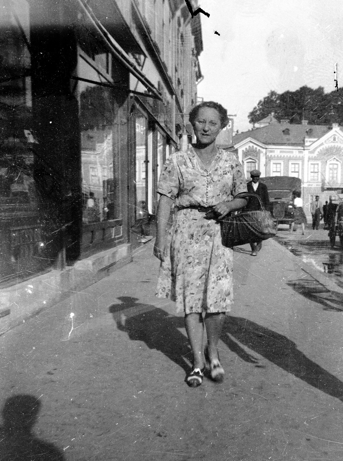 Hungary, Veszprém, Óváros (Rákóczi) tér, a felvétel a Rosenberg-ház előtt készült., 1939, Karabélyos Péter, portrait, street view, basket, lady, summer dresses, Fortepan #57202
