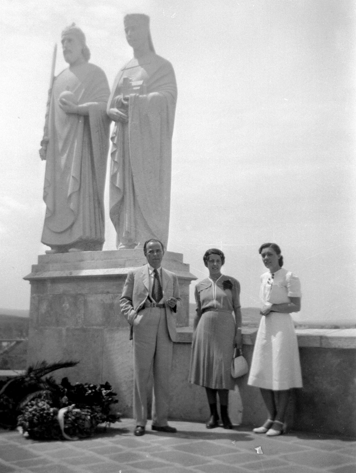 Hungary, Veszprém, Várkilátó, Szent István király és Gizella királyné szobra., 1939, Karabélyos Péter, Saint Stephen I-portrayal, sculptural group, Blessed Gisela of Hungary-portrayal, Fortepan #57203