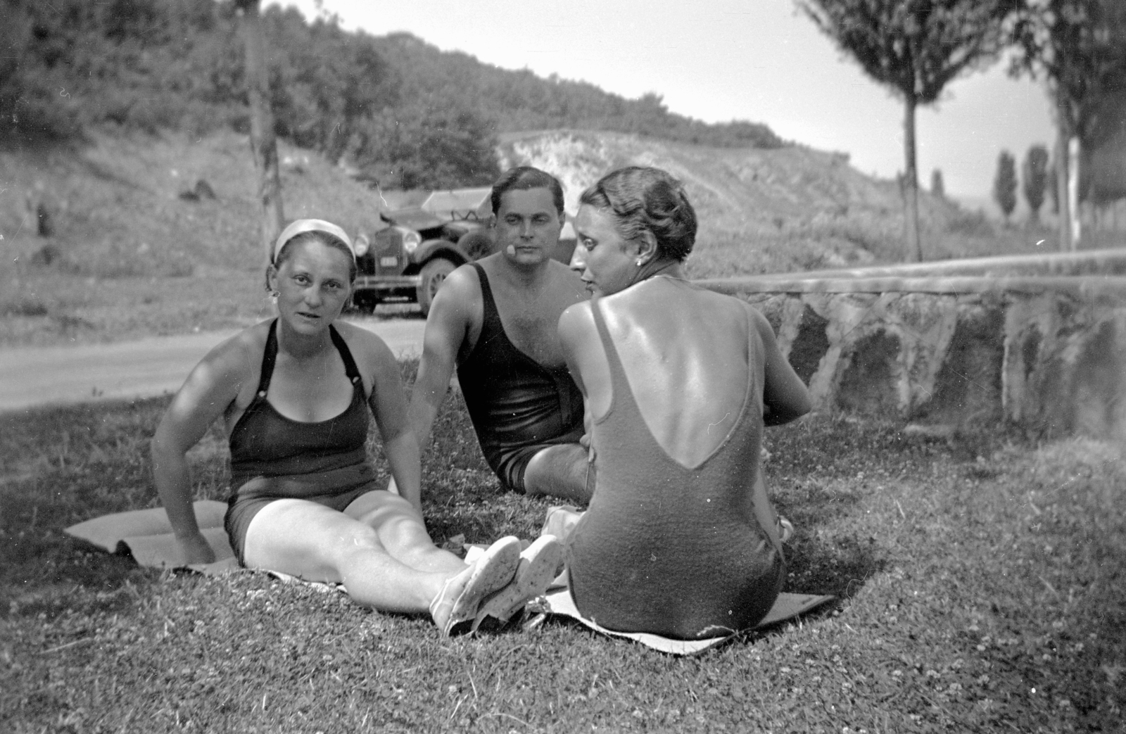 Hungary,Lake Balaton, Tihany, Lepke sor., 1932, Karabélyos Péter, bathing suit, sunbathe, automobile, stretched legs, Best of, back, looking back, three people, Fortepan #57204