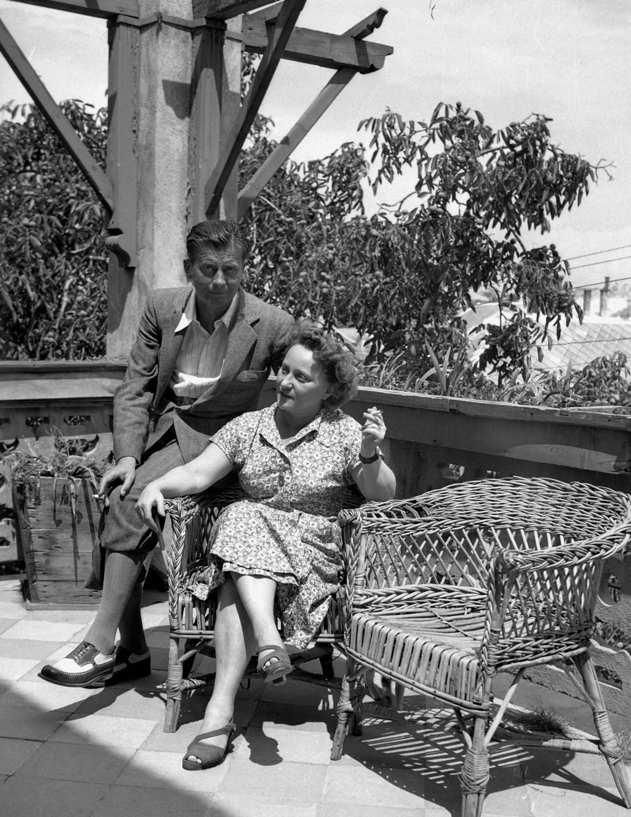 Hungary, Veszprém, Rákóczi Ferenc utca 8. tetőterasza., 1940, Karabélyos Péter, cigarette, smoking, wicker chair, terrace, man, woman, breech, double portrait, arm chair, Fortepan #57206