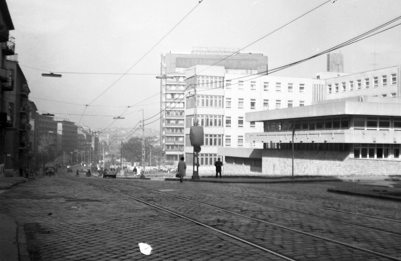 Magyarország, Budapest XII., Alkotás utca a Déli pályaudvar felé nézve, előtérben a Kiss János altábornagy utca kereszteződése, jobbra a Táncsics Mihály Gimnázium., 1974, Karabélyos Péter, Budapest, Fortepan #57218