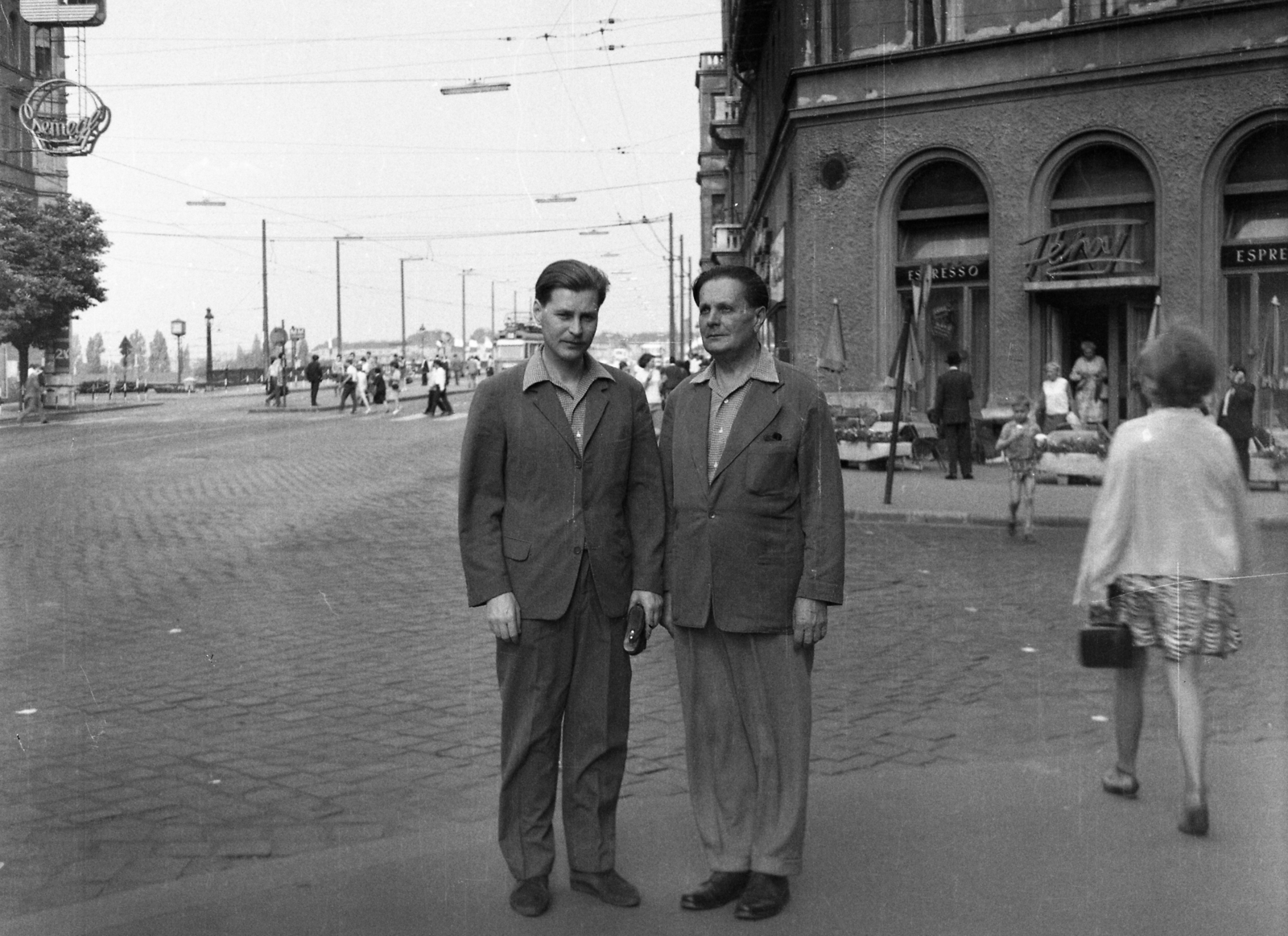 Hungary, Budapest II., Margit körút (Mártírok útja), háttérben a Margit híd, jobbra a Frankel Leó út sarkán a Fény presszó., 1966, Karabélyos Péter, watch, pedestrian, street view, genre painting, tram, cobblestones, double portrait, tram stop, planter, Csemege enterprise, Budapest, Fortepan #57223