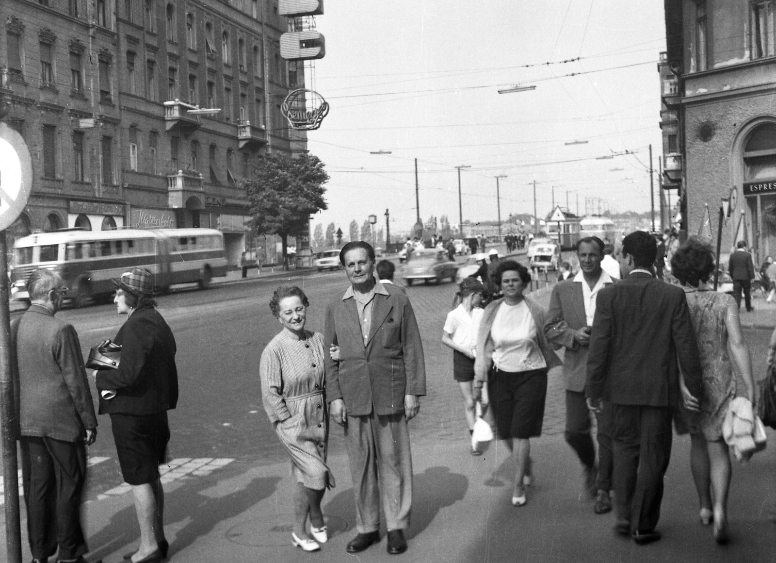 Hungary, Budapest II., Margit körút (Mártírok útja), háttérben a Margit híd, jobbra a Frankel Leó út., 1966, Karabélyos Péter, bus, pedestrian, street view, genre painting, tram, double portrait, Csemege enterprise, Budapest, hold upper arms, Fortepan #57224