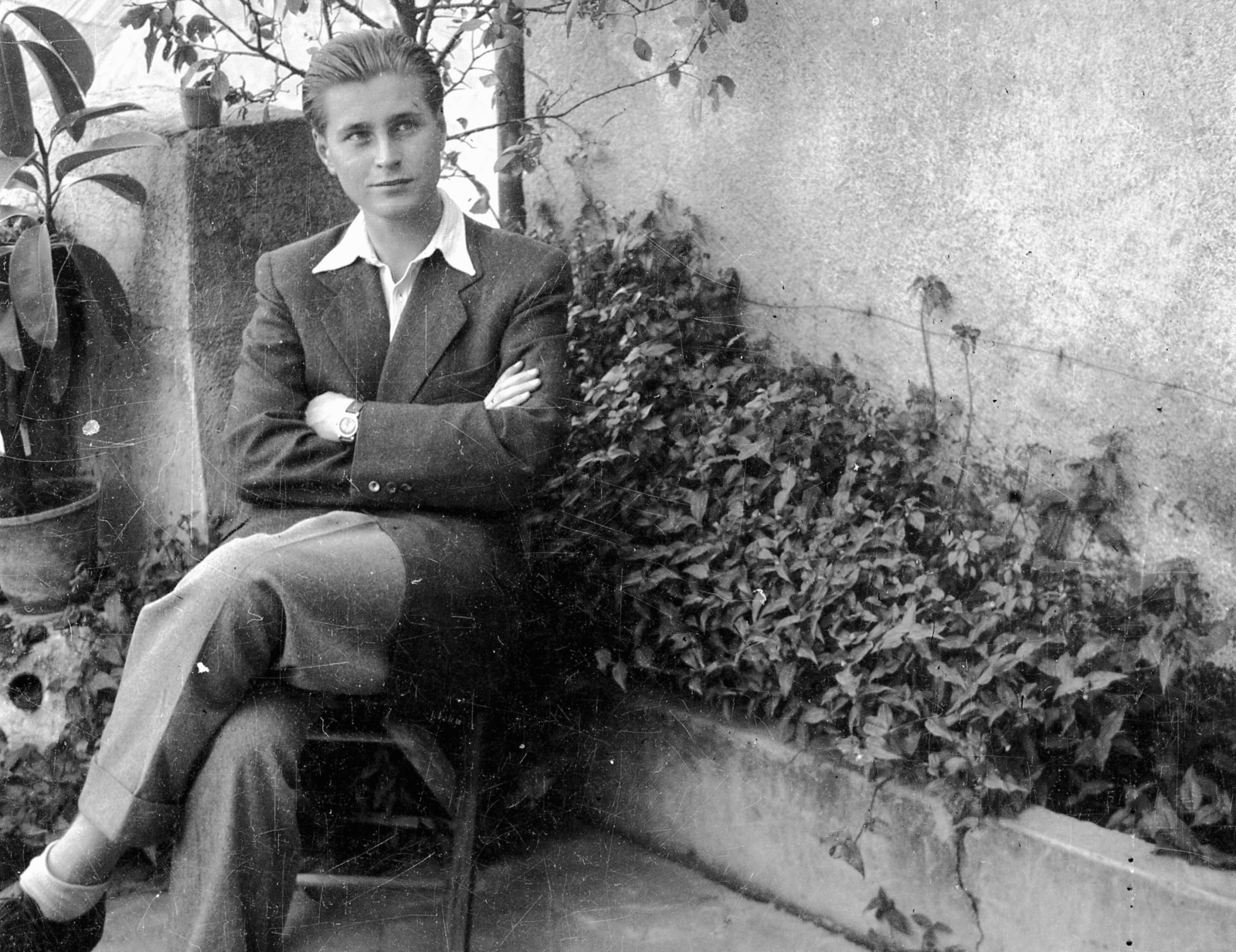 1952, Karabélyos Péter, garden, chair, arms crossed over the chest, Fortepan #57227