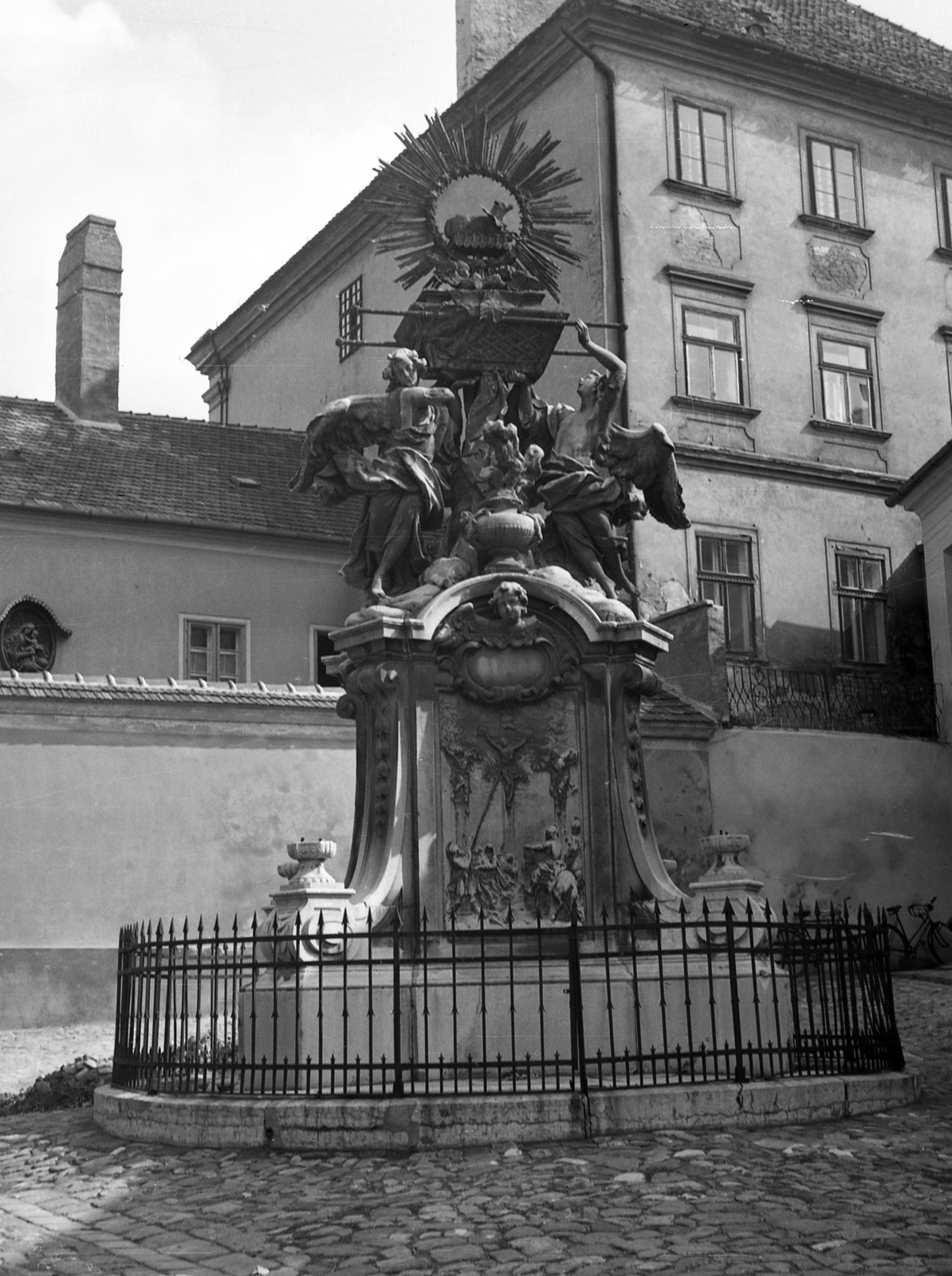 Hungary, Győr, Gutenberg tér, Frigyláda-szobor., 1965, Karabélyos Péter, monument, Ark of the Covenant-portrayal, Fortepan #57235