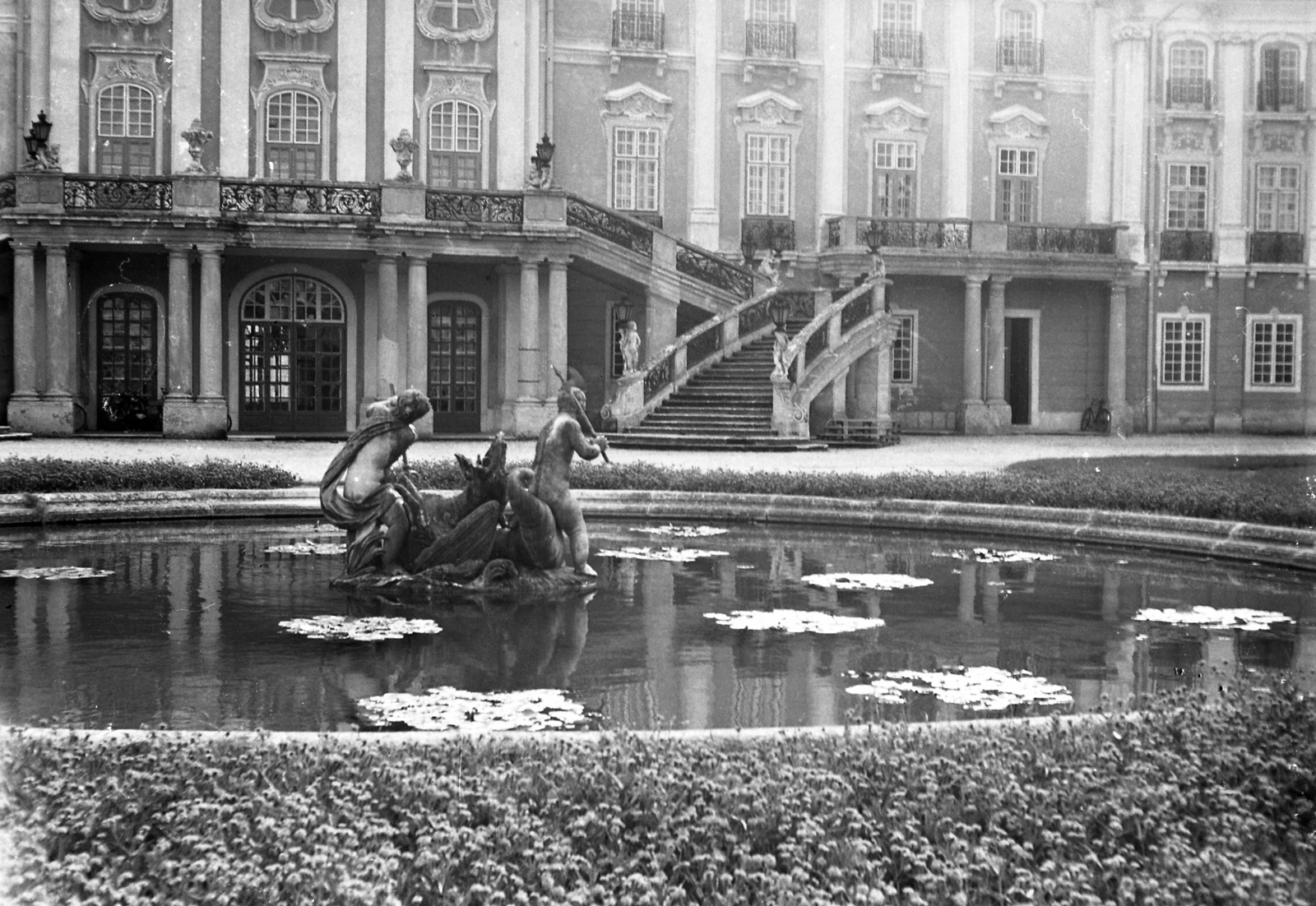 Hungary, Fertőd, Esterházy-kastély., 1965, Karabélyos Péter, castle, fountain, stairs, palace, sculptural group, dragon portrayal, rococo architecture, Melchior Hefele-design, Johann Ferdinand Mödlhammer-design, Fortepan #57236