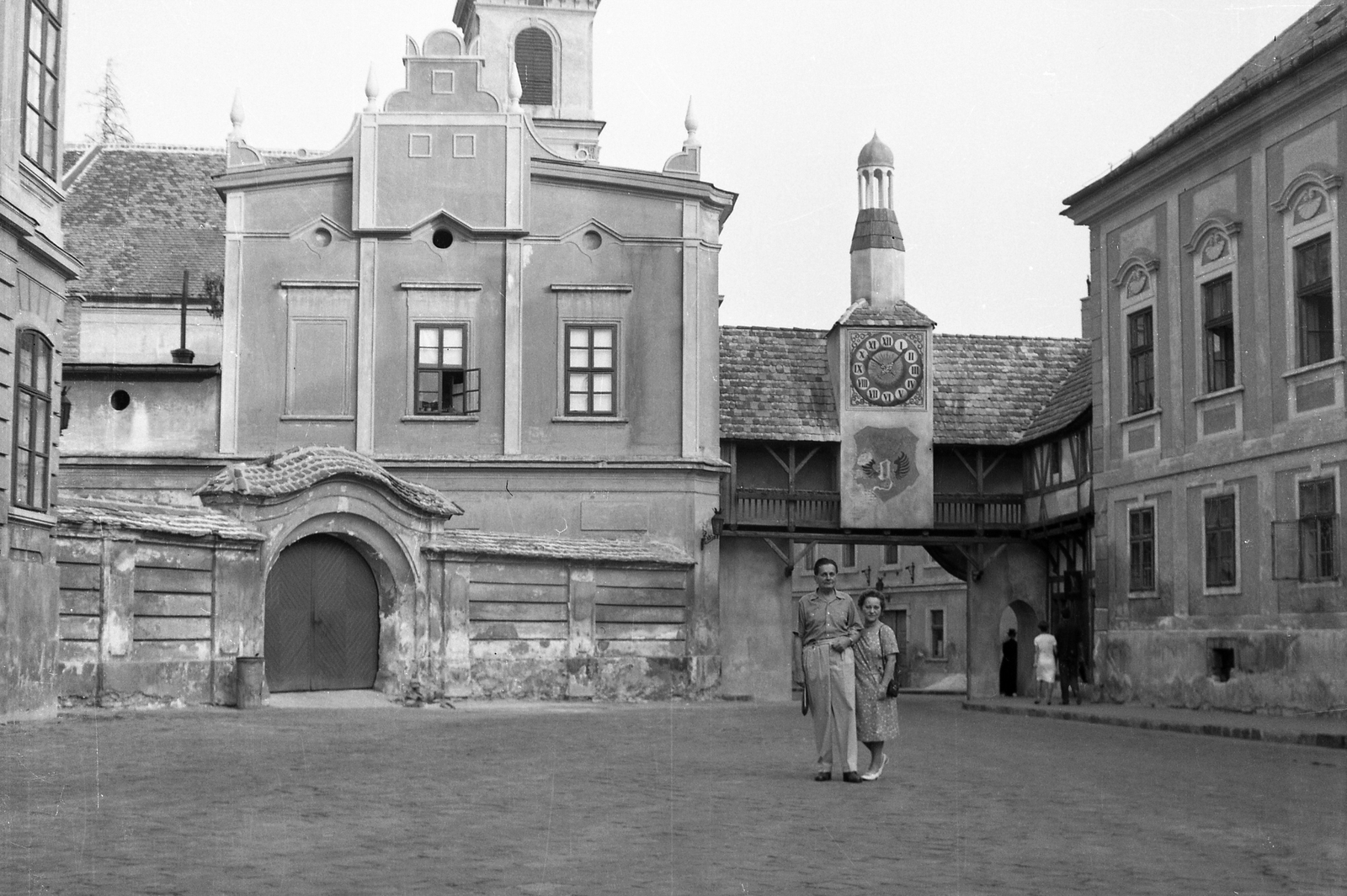 Hungary, Veszprém, Vár (Tolbuhin) utca, szemben az Érseki Palota oldalsó kapuja és a Piarista templom., 1967, Karabélyos Péter, Baroque-style, man and woman, bishop's palace, Jakab Fellner-design, Fortepan #57243