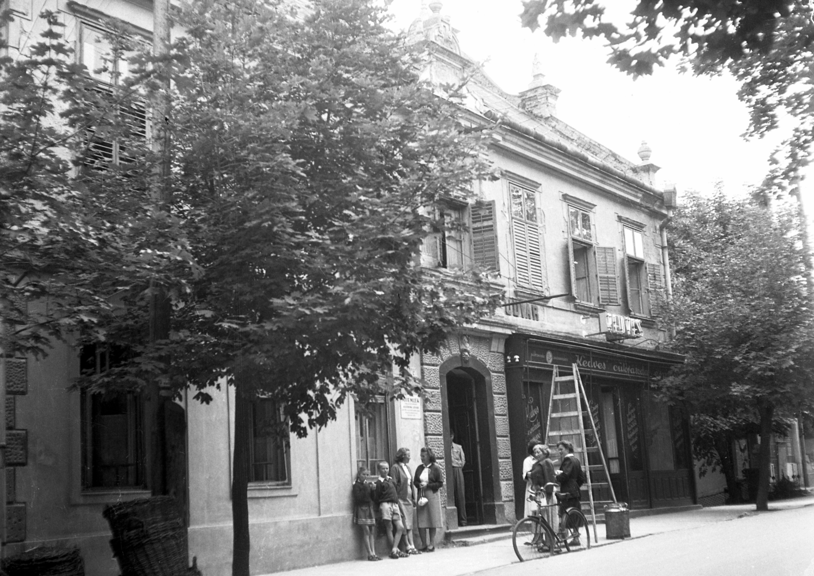 Hungary, Balatonfüred, Blaha Lujza utca 7., a Hermina udvar és a Kedves cukrászda., 1955, Karabélyos Péter, hospitality, bicycle, street view, genre painting, ladder, pastry shop, milk can, venetian blind, Fortepan #57244