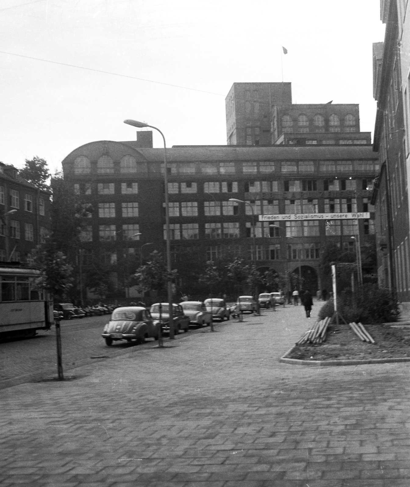 Germany, Jena, Teichgraben, szemben a Zeiss gyár., 1965, Karabélyos Péter, tram, GDR, Fortepan #57246