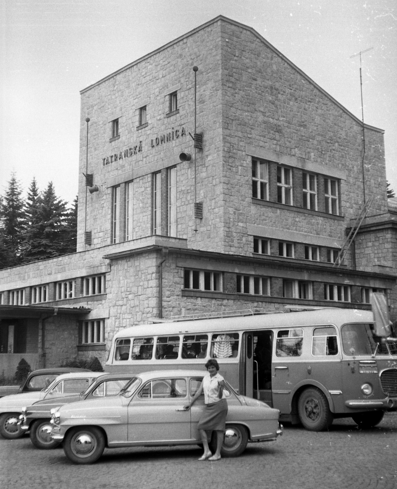 Szlovákia,Magas-Tátra, Tátralomnic, 1965, Karabélyos Péter, Csehszlovákia, autóbusz, Skoda-márka, Skoda 706 RTO, helységnév tábla, Tátra hegység, Dušan Jurkovič-terv, ČSAD, Fortepan #57253