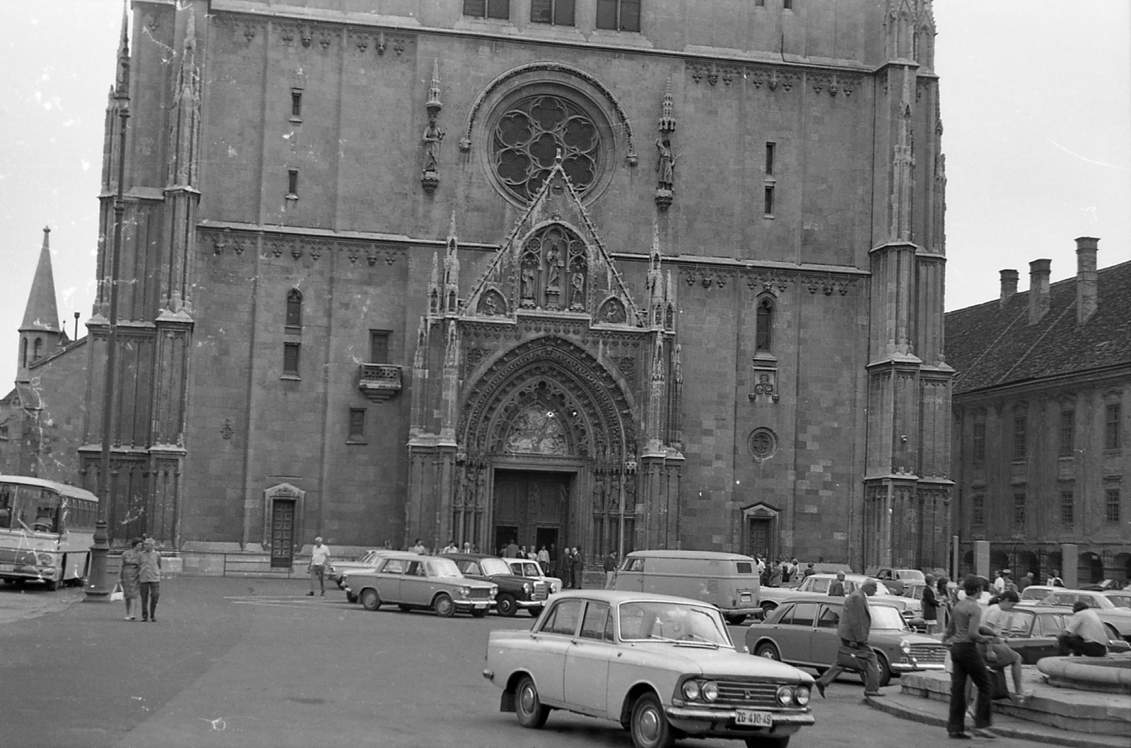 Croatia, Zagreb, Kaptol, Nagyboldogasszony, Szent István és Szent László-székesegyház., 1965, Karabélyos Péter, Yugoslavia, church, Moskvitch-brand, Volkswagen-brand, portal, Fortepan #57257